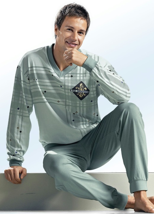 Nachtwäsche - Pyjama mit V-Ausschnitt, platziertem Druck und Bündchen, in Größe 046 bis 060, in Farbe HELLGRÜN-ZEDER