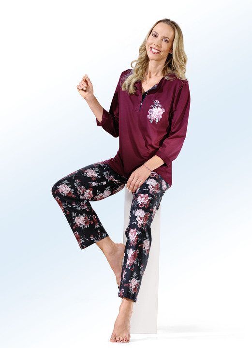 Schlafanzüge & Shortys - Zweierpack Pyjamas mit langen Ärmeln und Knopfleiste, in Größe 036 bis 060, in Farbe 1X BORDEAUX-SCHWARZ-BUNT, 1X SCHWARZ-BORDEAUX-BUNT Ansicht 1