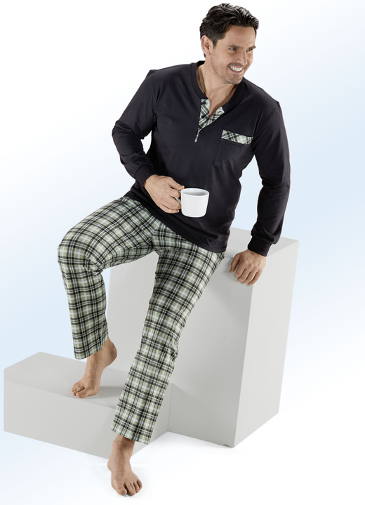 Nachtwäsche - Zweierpack Pyjamas mit Knopfleiste, Brusttasche und Bündchenärmeln, in Größe 046 bis 062, in Farbe 1X ANTHRAZIT-GRÜN, 1X PAZIFIK-TÜRKIS Ansicht 1