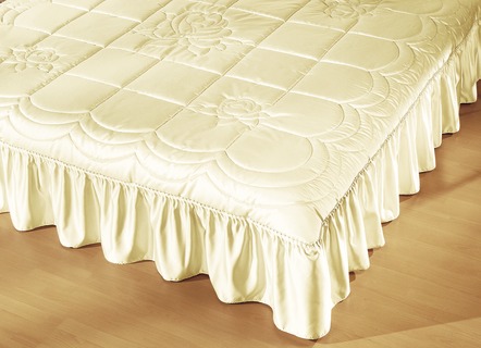 Gesteppte Satin-Tagesdecke mit Volant