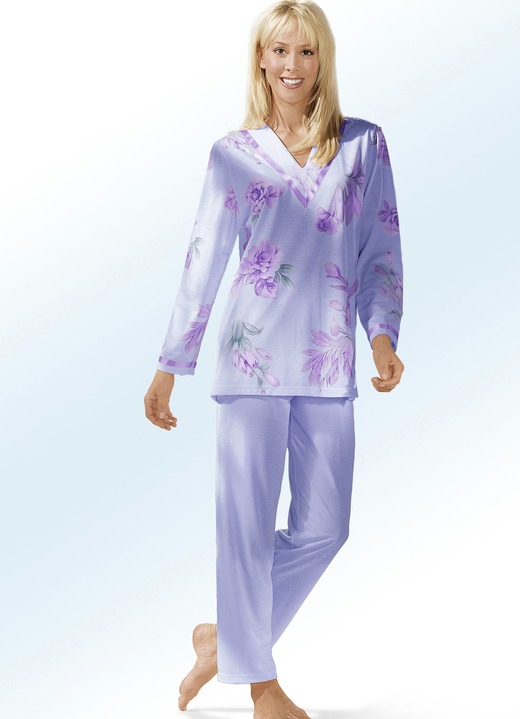 Schlafanzüge & Shortys - Pyjama, Langarm mit V-Ausschnitt, in Größe 036 bis 052, in Farbe FLIEDER-BUNT Ansicht 1