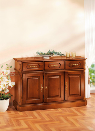 Kommode mit eleganten, goldfarbenen Metallgriffen