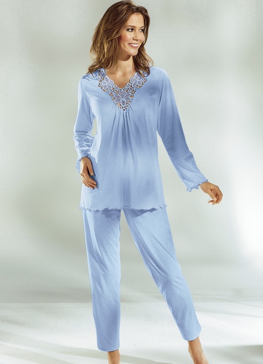 Schlafanzüge & Shortys - Pyjama, Langarm mit V-Ausschnitt und Spitze, in Größe 036 bis 054, in Farbe BLEU Ansicht 1