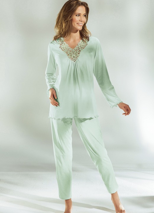 Schlafanzüge & Shortys - Pyjama, Langarm mit V-Ausschnitt und Spitze, in Größe 036 bis 054, in Farbe LINDGRÜN Ansicht 1