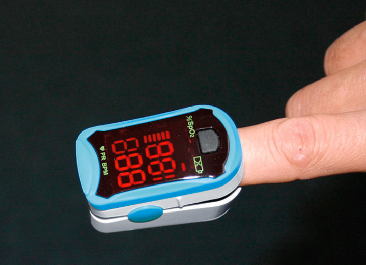 Blutdruckmessgeräte - Fingerpuls-Oximeter zum schnellen Ermitteln der Sauerstoffsättigung, in Farbe WEISS Ansicht 1