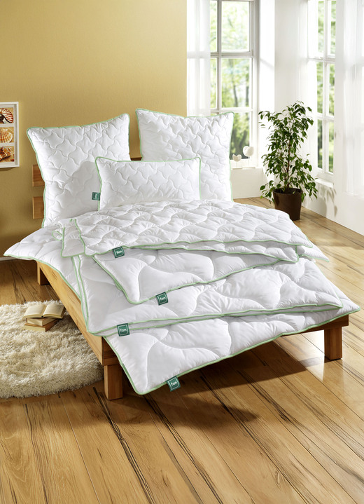 Bettwaren - «Greenfirst»- Bettwaren-Programm von «F.A.N.», in Größe 112 (135/200 cm) bis 412 (2x 80/80 cm + 2x 135/200 cm), in Farbe WEISS, in Ausführung Steppbett Ansicht 1