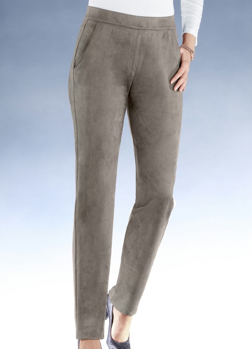 Hosen - Trendige, samtweiche Hose, in Größe 018 bis 092, in Farbe TAUPE Ansicht 1