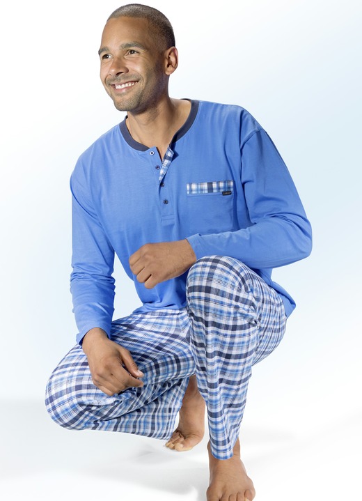 Nachtwäsche - Pyjama mit Knopfleiste, Brusttasche und Karodessin, in Größe 046 bis 060, in Farbe AZURBLAU-BUNT Ansicht 1