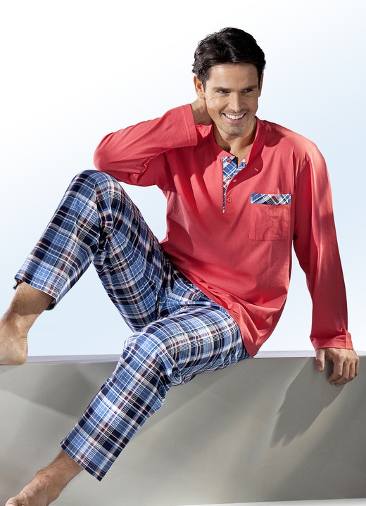 Nachtwäsche - Pyjama mit Knopfleiste, aufgesetzter Brusttasche und Karodessin, in Größe 046 bis 060, in Farbe KORALLE-BLAU