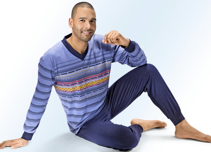 Nachtwäsche - Pyjama mit V-Ausschnitt, Bündchenabschüssen und platziertem Druckdessin, in Größe 046 bis 106, in Farbe JEANSBLAU-MARINE-BUNT