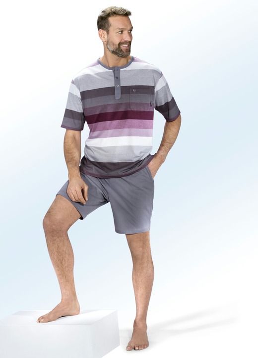 Nachtwäsche - Hajo Klima Komfort Shorty mit garngefärbtem Ringeldessin, Knopfleiste, Brusttasche Nachtwäsche - Hajo Klima Komfort Shorty mit garngefärbtem Ringeldessin, Knopfleiste, Brusttasche, in Größe 046 bis 062, in Farbe GRAFIT-BEERE