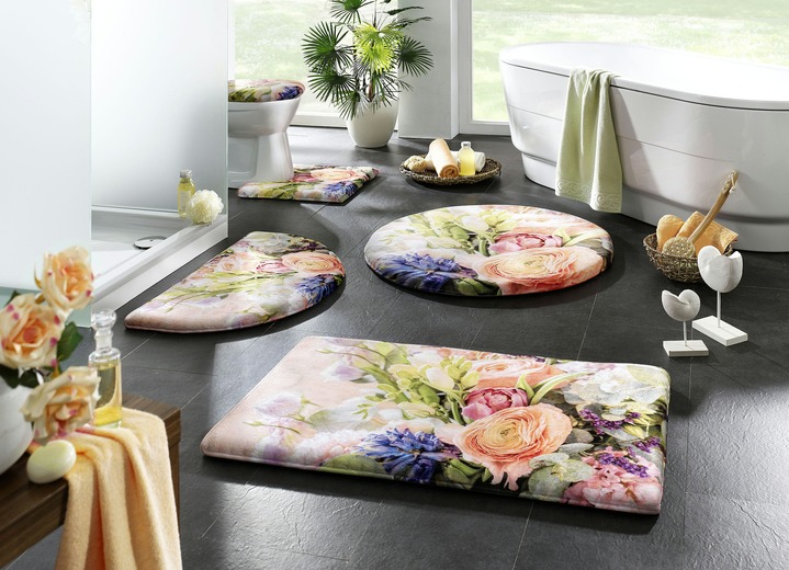 - Badgarnitur mit Blumen in romantischer Farbgebung, in Größe 100 (Vorleger halbrund, 50/ 80 cm) bis 112 (Motiv-WC-Deckelbezug,47/ 50 cm), in Farbe BUNT