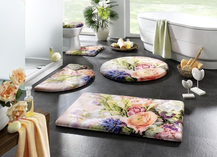Badgarnitur mit Blumen in romantischer Farbgebung