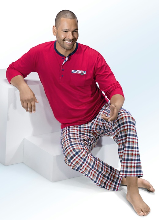 Nachtwäsche - Pyjama mit Knopfleiste, Brusttasche und Karodessin Nachtwäsche - Pyjama mit Knopfleiste, Brusttasche und Karodessin, in Größe 046 bis 060, in Farbe ROT-BUNT