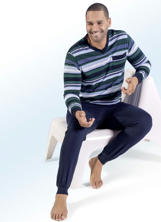Nachtwäsche - Pyjama mit V-Ausschnitt, garngefärbtem Ringeldessin, Brusttasche und Bündchenabschlüssen, in Größe 046 bis 060, in Farbe MARINE-GRÜN