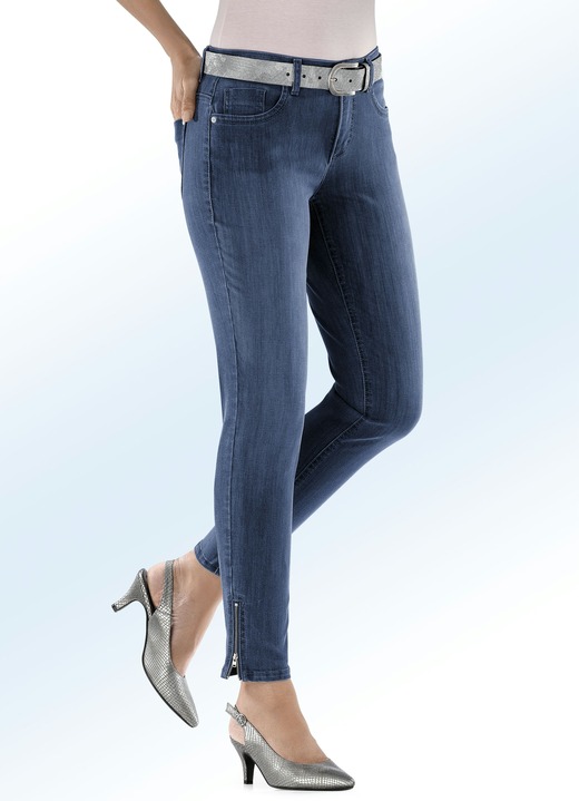 Hosen - Magic-Jeans mit modischen Reißverschlüssen an den Beinabschlüssen, in Größe 017 bis 050, in Farbe JEANSBLAU Ansicht 1