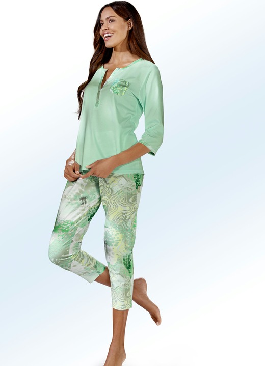 Schlafanzüge & Shortys - e.Femme Pyjama mit 3/4-langen Ärmeln und 7/8-langer Hose, in Größe 034 bis 052, in Farbe MINT-BUNT Ansicht 1