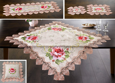 Elegante Tischdekoration mit Rosenmotiv