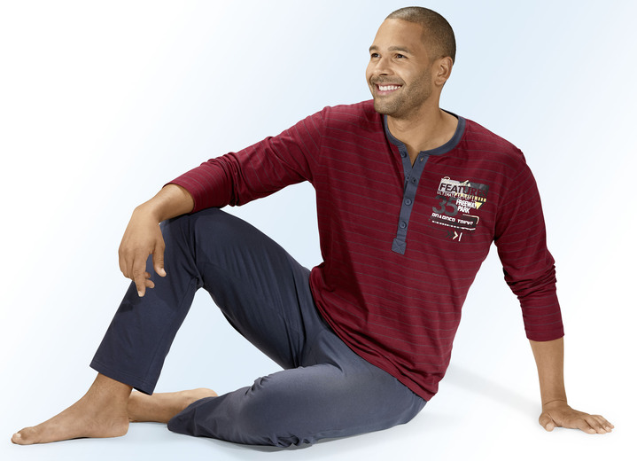 Nachtwäsche - Zweierpack Pyjamas mit langer Knopfleiste, garngefärbtem Ringeldessin und Druckmotov, in Größe 046 bis 062, in Farbe 1X BORDEAUX-ANTHRAZIT, 1X HELLBLAU-MARINE Ansicht 1