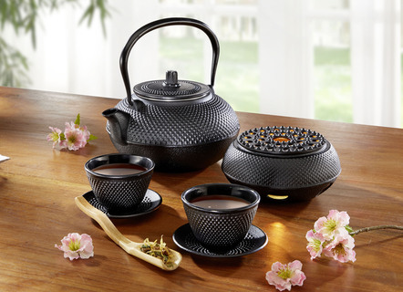 Teeservice nach asiatischer Tradition aus Gusseisen, 8-teilig