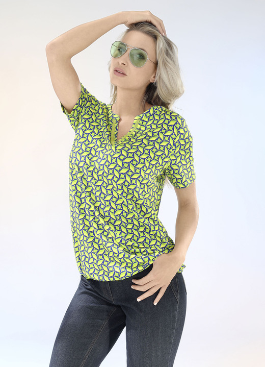 Shirts - Shirt mit Zierband am V-Schlitz Shirts - Shirt mit Zierband am V-Schlitz, in Größe 034 bis 052, in Farbe GRÜN-GELB-ROYALBLAU