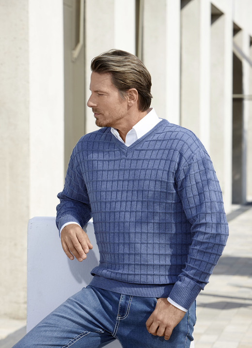 Hemden, Pullover & Shirts - Legerer V-Pullover mit Strukturdessin in 3 Farben Hemden, Pullover & Shirts - Legerer V-Pullover mit Strukturdessin in 3 Farben, in Größe 046 bis 062, in Farbe JEANSBLAU MELIERT