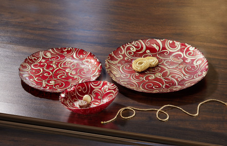 Teller und Schalen aus Glas mit goldfarbenen Relief