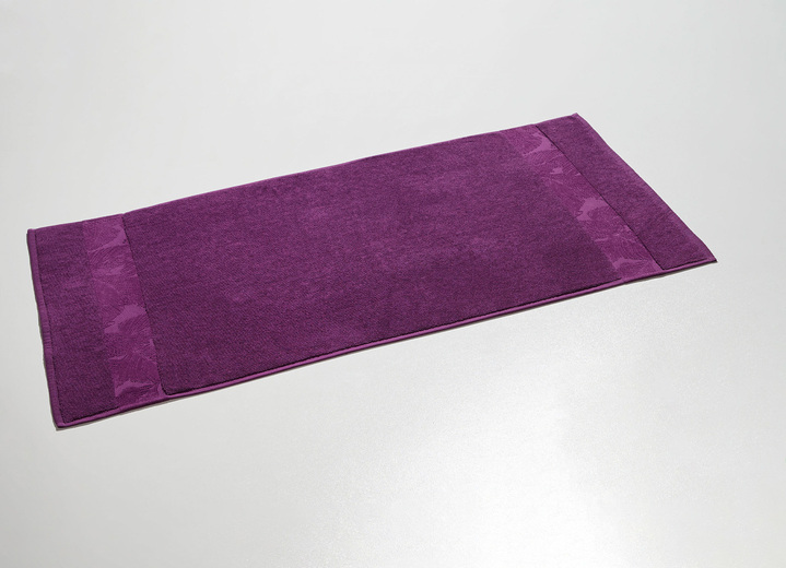 Badgarnituren - Barfussweicher Badteppich mit natürlichem Blätter-Dessin, in Farbe BEERE, in Ausführung Jacquard-Bordüre Ansicht 1