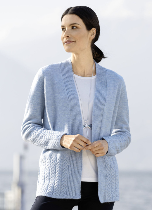 Jacken, Gilets & Sets - Strickjacke aus sehr flauschigem Garn, in Größe L(44/46) bis XXL(52/54), in Farbe HELLBLAU Ansicht 1