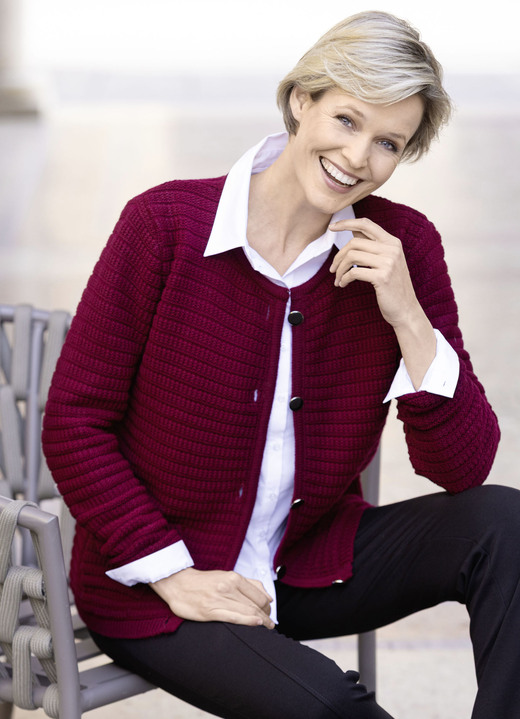 Jacken, Gilets & Sets - Strickjacke mit Struktur allover, in Größe 038 bis 054, in Farbe BORDEAUX Ansicht 1
