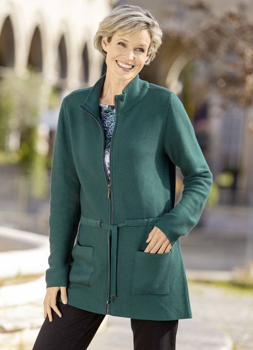 Jacken, Gilets & Sets - Strickjacke mit Bindeband zur Weitenregulierung Jacken, Gilets & Sets - Strickjacke mit Bindeband zur Weitenregulierung, in Größe 038 bis 054, in Farbe DUNKELGRÜN