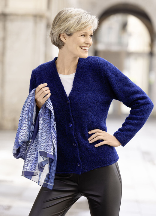 Jacken, Gilets & Sets - Strickjacke in flauschiger Boucléqualität Jacken, Gilets & Sets - Strickjacke in flauschiger Boucléqualität, in Größe 036 bis 052, in Farbe NACHTBLAU