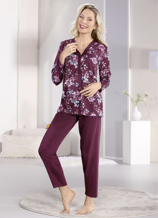 Schlafanzüge & Shortys - Pyjama mit Blende und Knopfleiste sowie langen Ärmeln, in Größe 036 bis 054, in Farbe BORDEAUX-BEERE-BUNT Ansicht 1