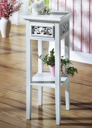 Beistelltisch mit Ornament-Verzierungen