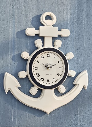Wanduhr in Form eines Ankers