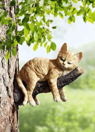 Schlafende Katze auf Ast aus Polyresin