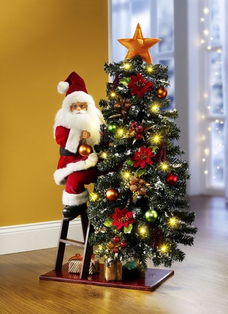 Weihnachtsmann schmückt Tannenbaum