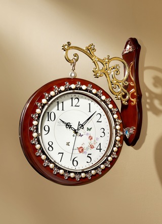 Wanduhr mit Glitzersteinen