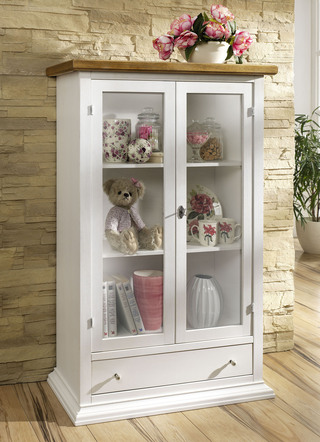 Vitrine mit Griffen aus Metall und Keramik