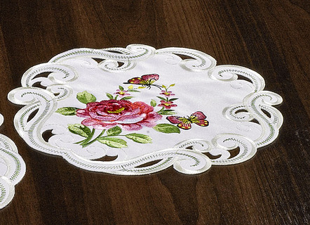 Tisch- und Raumdekoration mit Rosen-Motiven