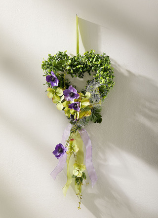 Buchsbaumherz mit Blüten und Textilschleifenbändern