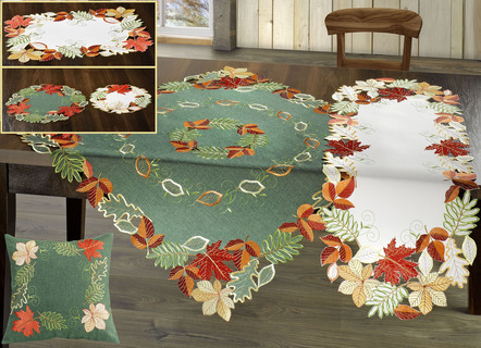 Herbstliche Tisch- und Raumdekoration mit Blattmotiven