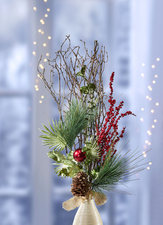 Arrangement aus Zapfen und Beeren