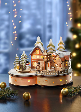 Beleuchtete Winterszene aus Holz