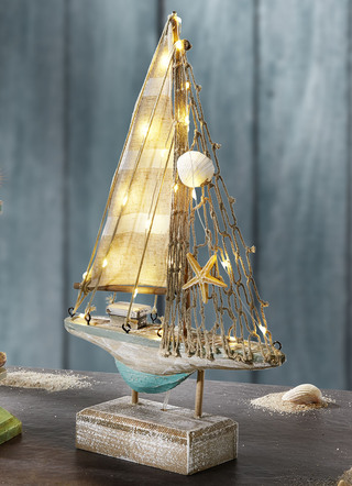 Beleuchtetes Fischerboot