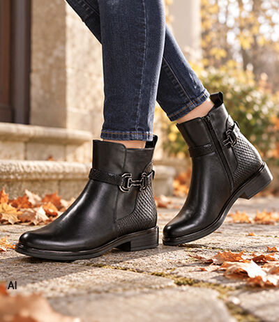 Schwarze Damen Stiefeletten aus Lederoptik mit seitlichem Rei&szlig;verschluss und dekorativer Schnalle