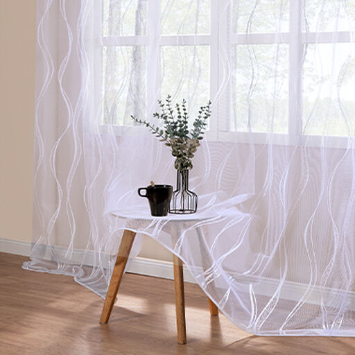 Zimmer mit weissem Vorhang, Vase und einer Tasse auf einem Beistelltisch