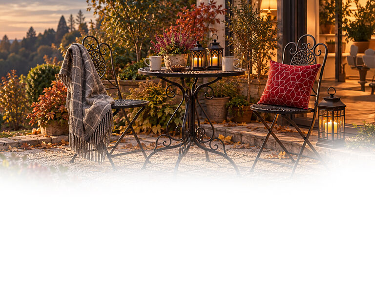 Herbstlicher Garten mit K&uuml;rbissen, Laternen und Dekofiguren