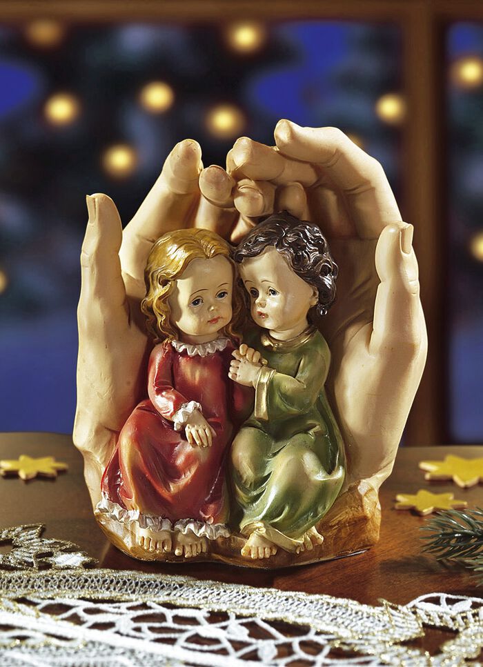 Sch&uuml;tzende H&auml;nde mit Kinderpaar 