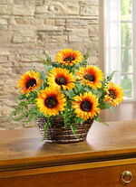 Sonnenblumen-Gesteck in Weidenkorb 